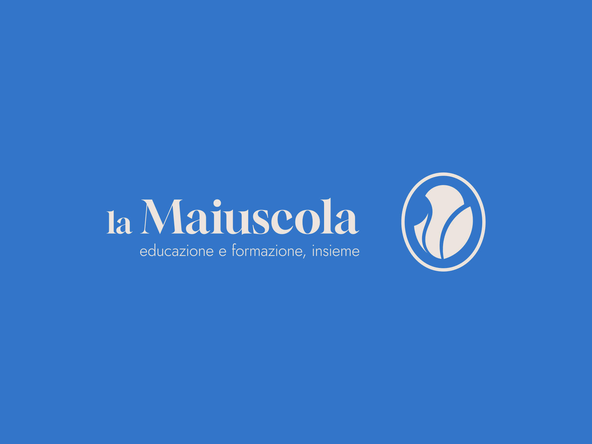 Logo of la Maiuscola with the tagline 'educazione e formazione, insieme' and a circular abstract flower icon on blue background.