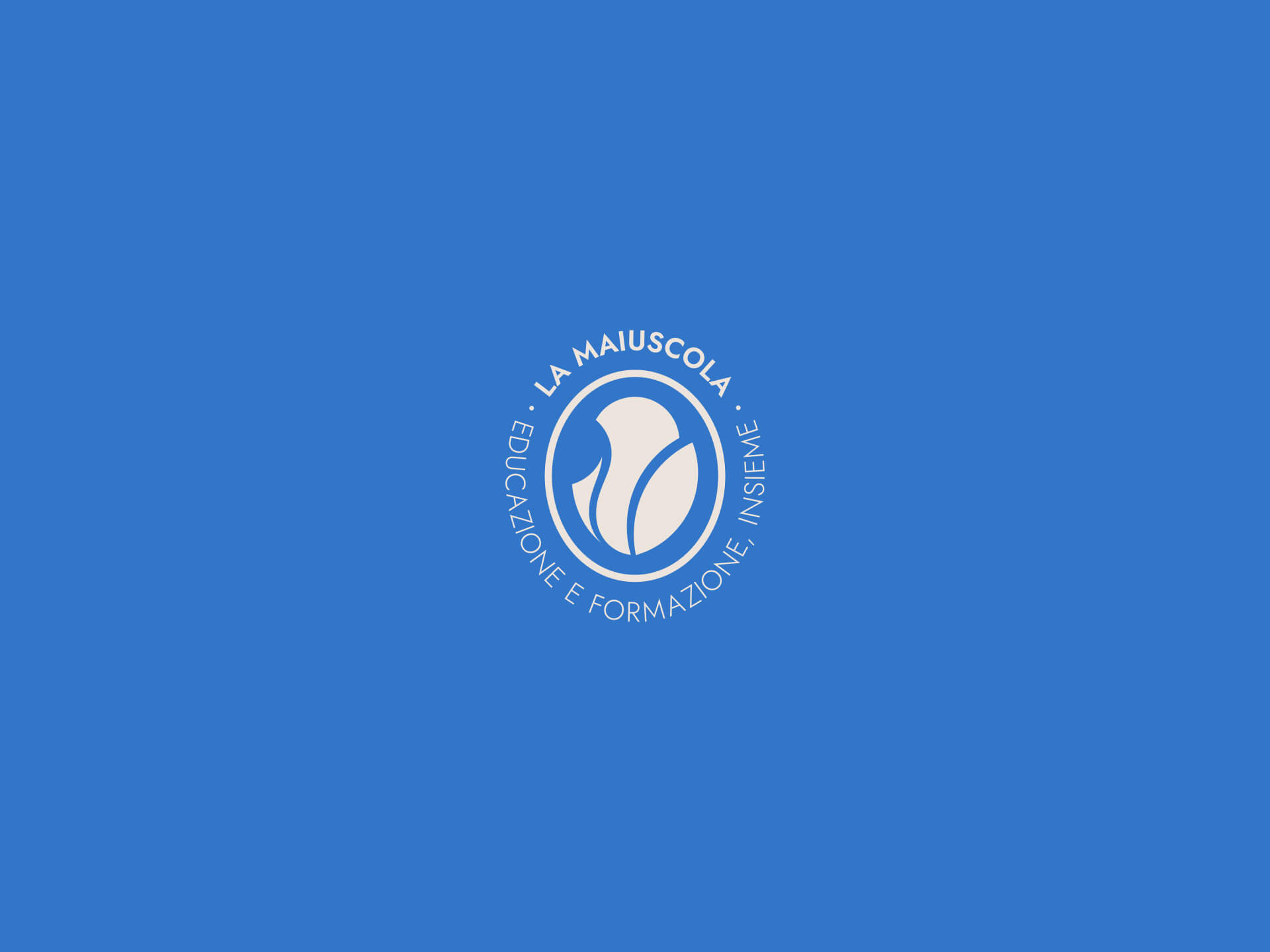 Circular white logo on blue background with abstract shapes inside and Italian text reading La Maiuscola Educazione e Formazione, Insieme.
